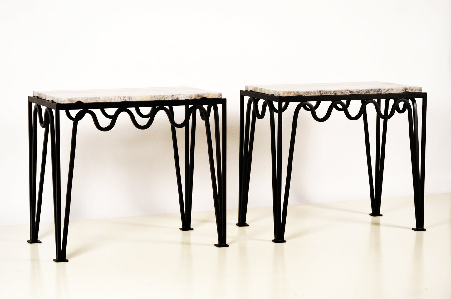 Paire de tables d'appoint avec surface en travertine argenté