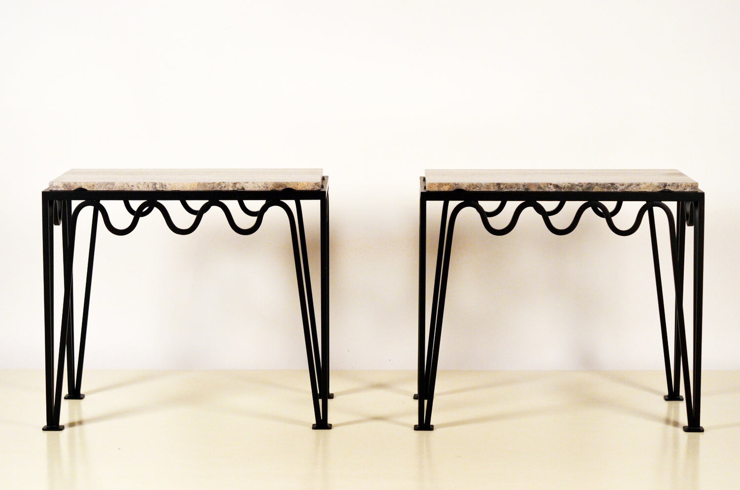 Paire de tables d'appoint avec surface en travertine argenté