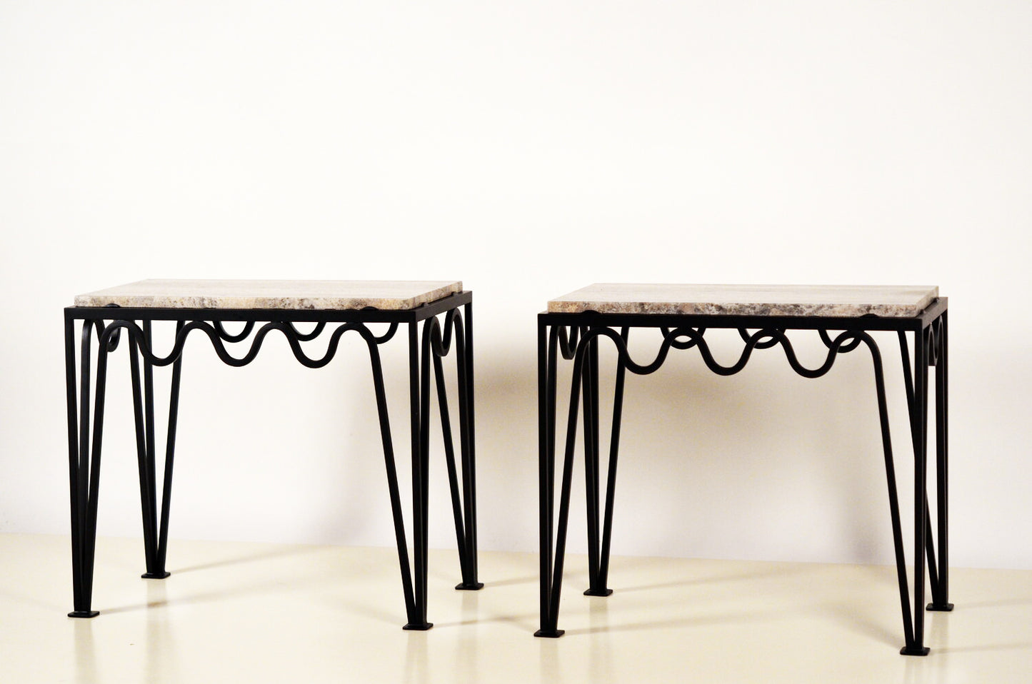 Paire de tables d'appoint avec surface en travertine argenté