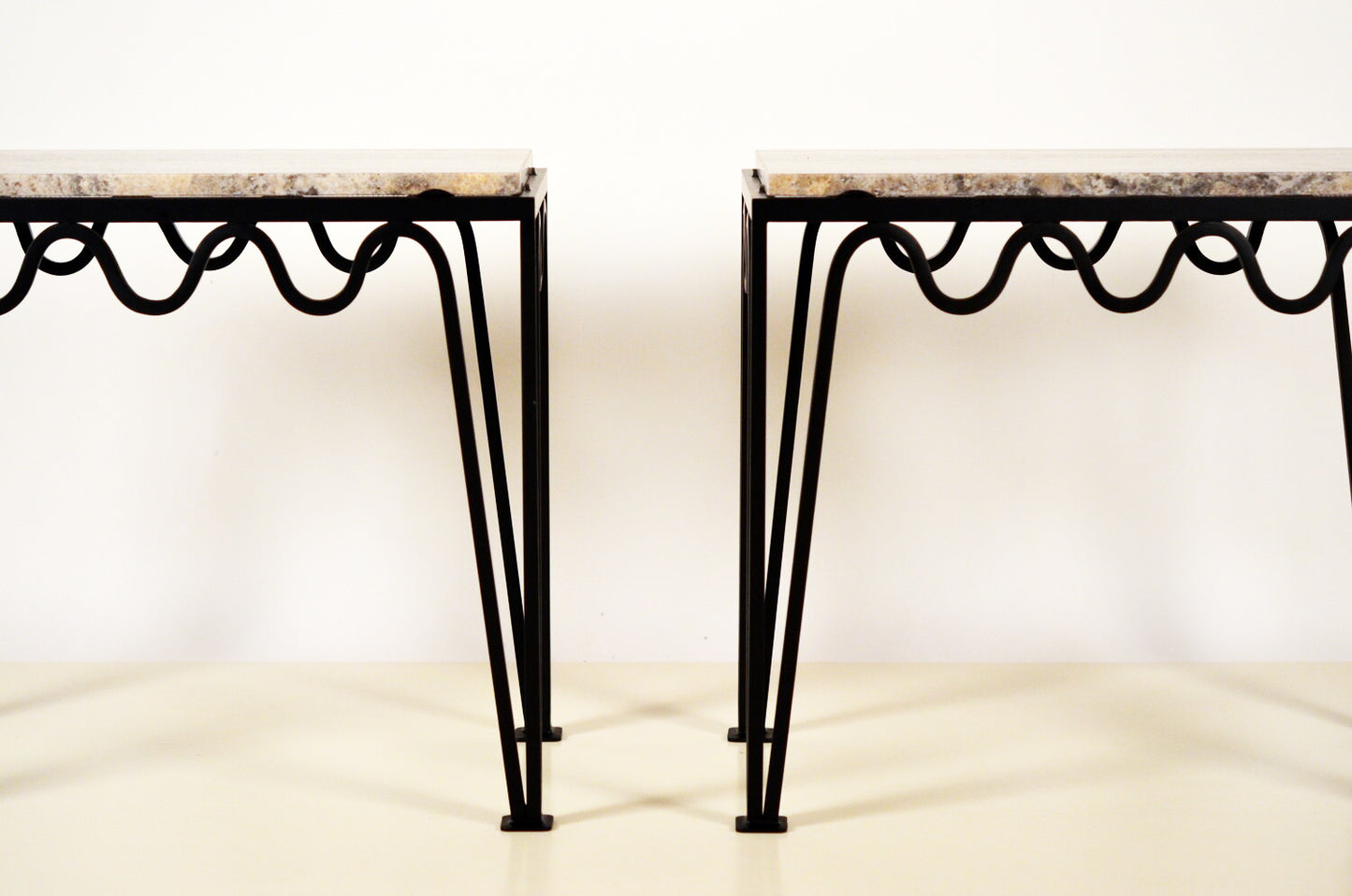 Paire de tables d'appoint avec surface en travertine argenté