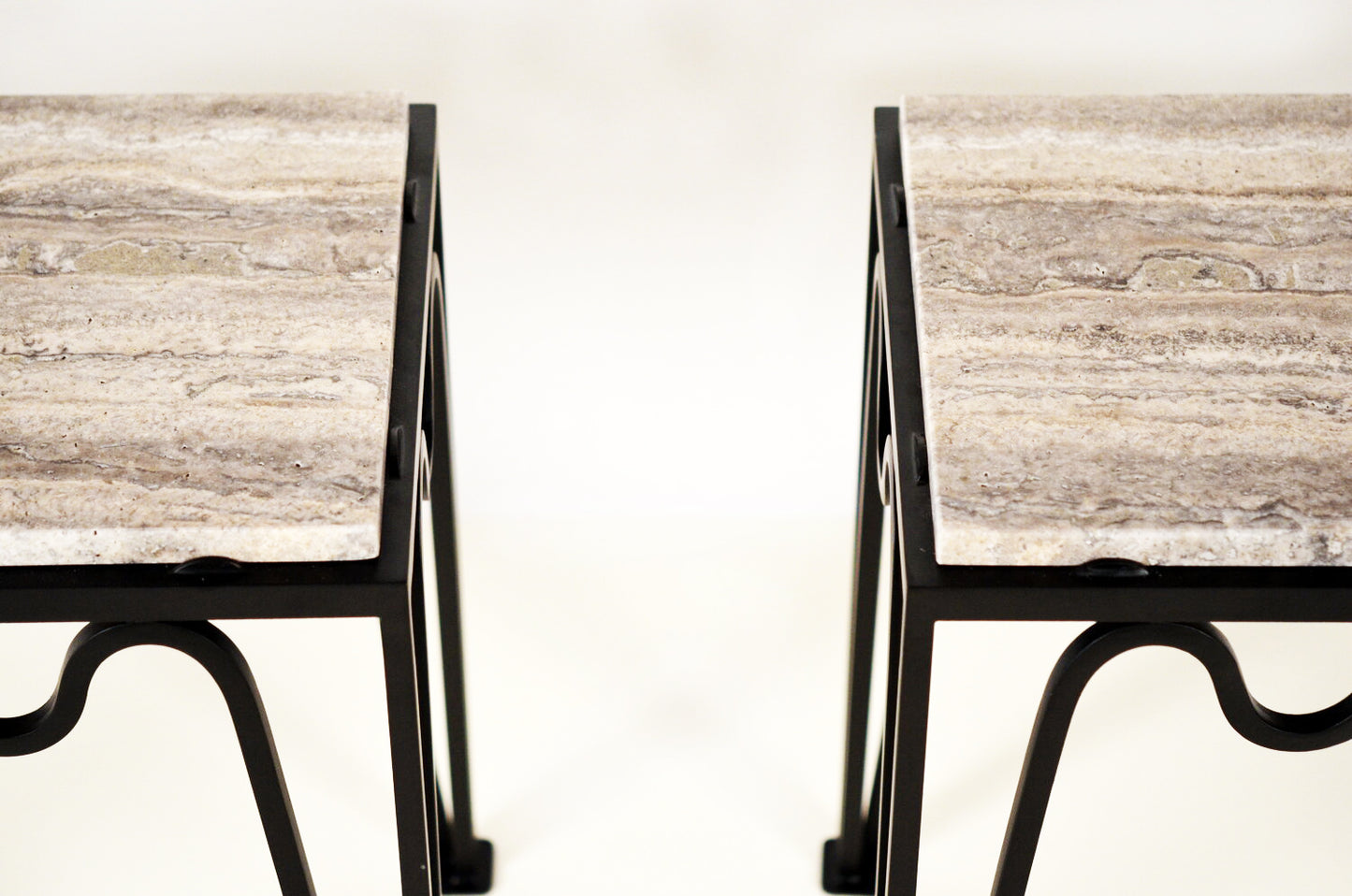 Paire de tables d'appoint avec surface en travertine argenté