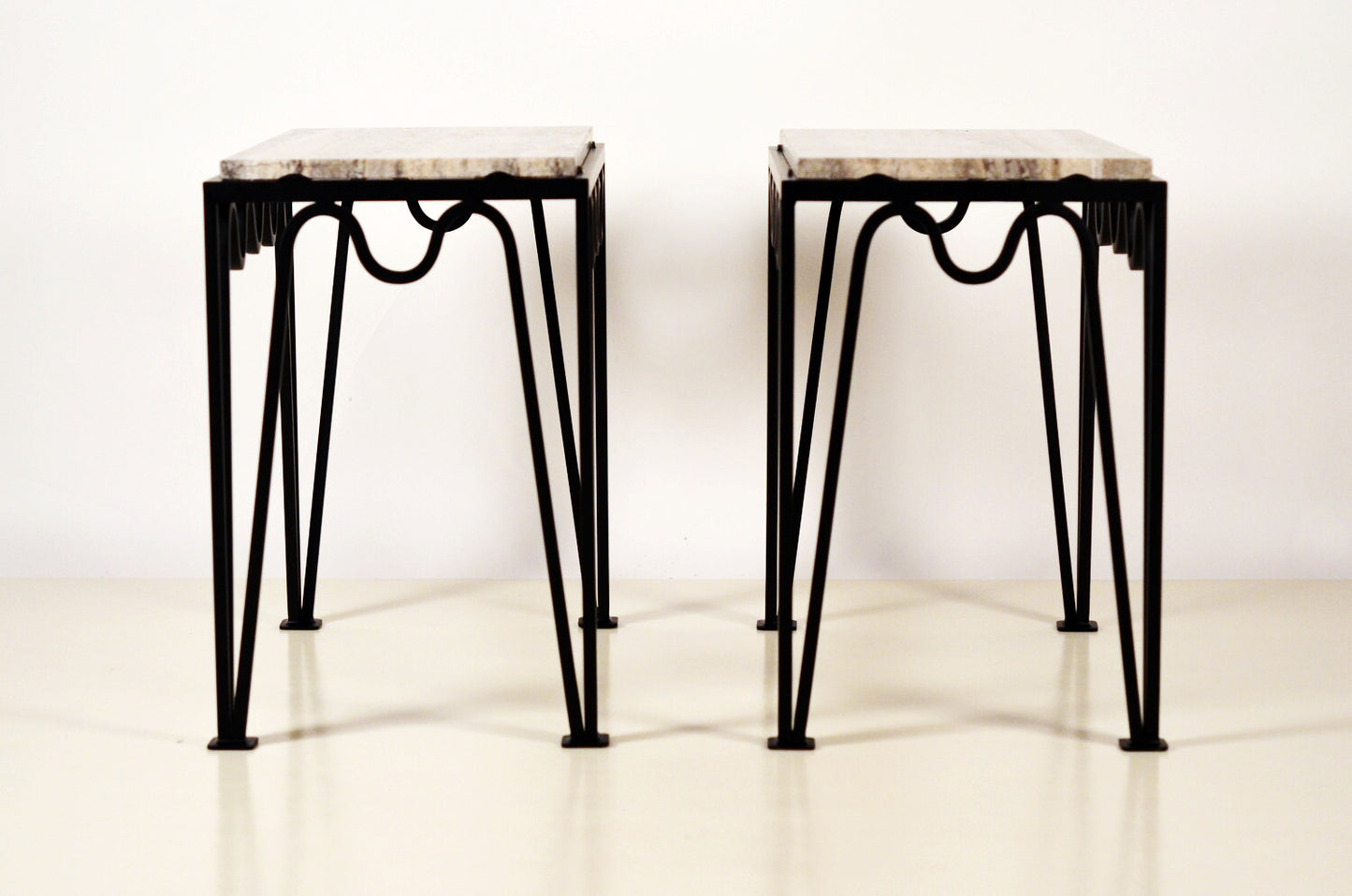 Paire de tables d'appoint avec surface en travertine argenté