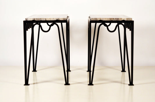 Paire de tables d'appoint 'Méandre' avec surface en travertine argenté