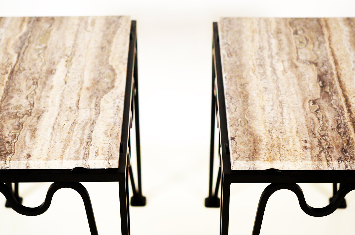 Paire de tables d'appoint avec surface en travertine argenté