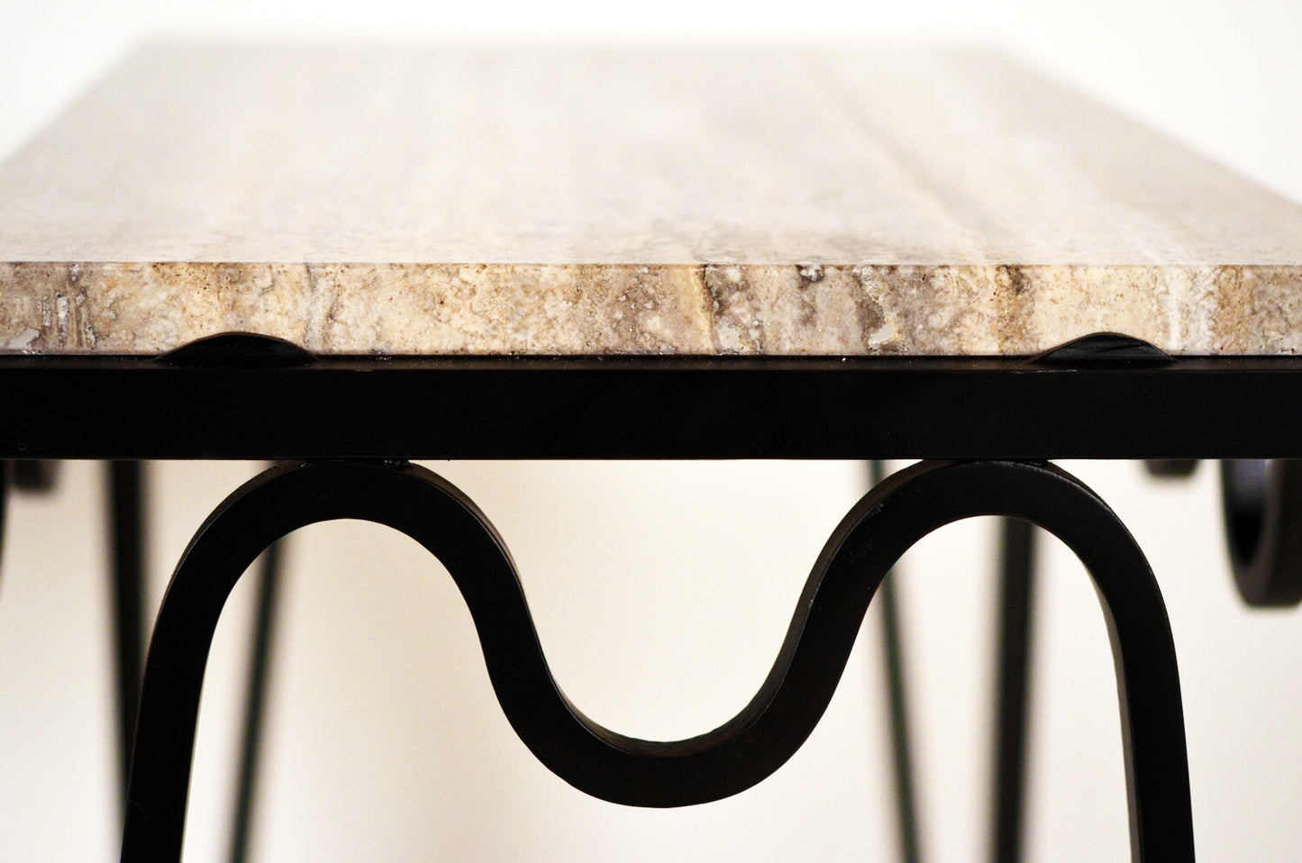 Paire de tables d'appoint avec surface en travertine argenté