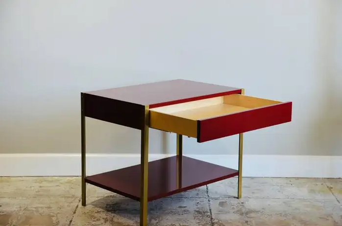 Paire de tables de chevet laquée Bordeaux