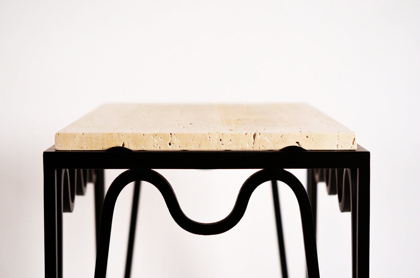 Paire de table 'Méandre' avec surface en Travertin