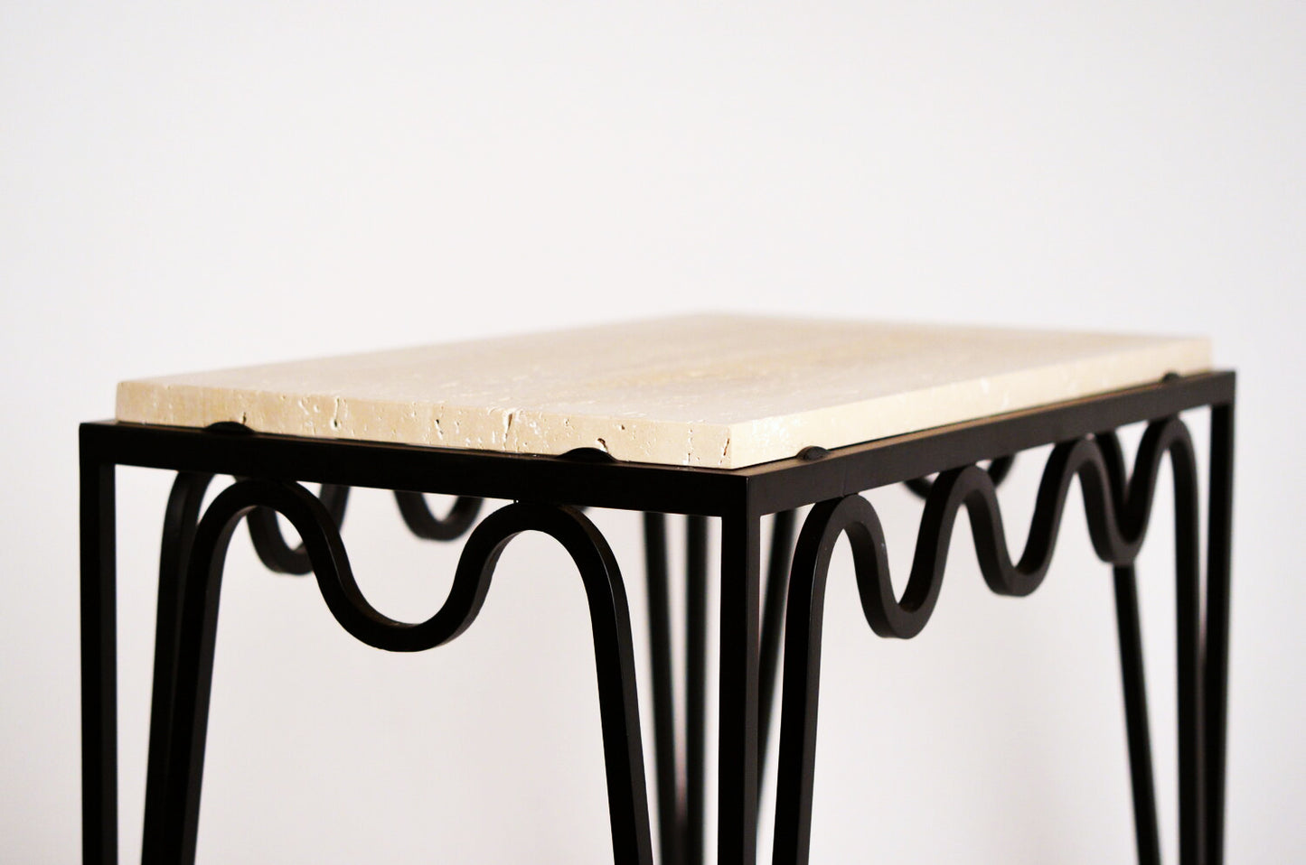 Paire de table 'Méandre' avec surface en Travertin
