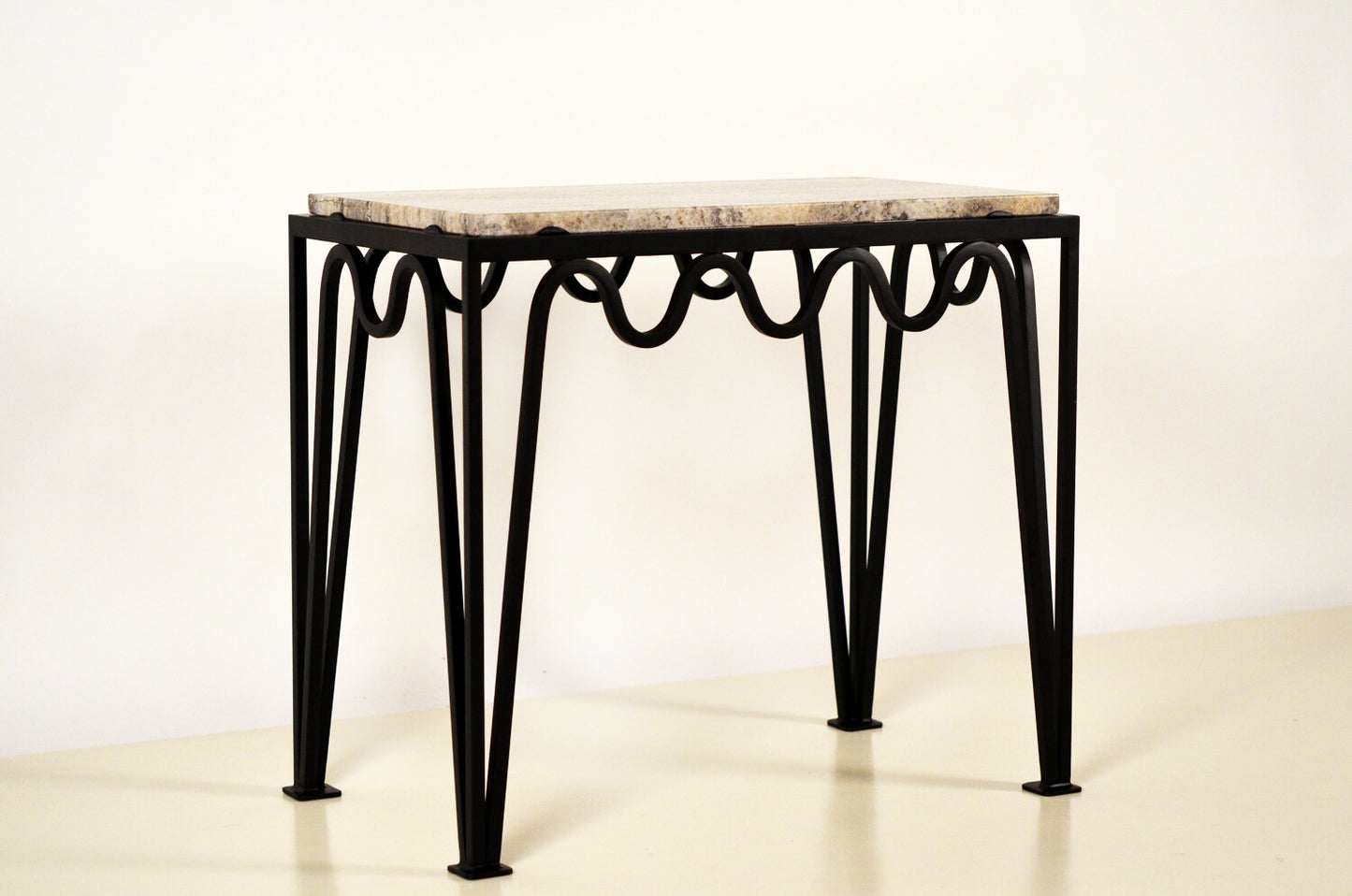 Table d'appoint 'Méandre' avec plateau en Travertin polis