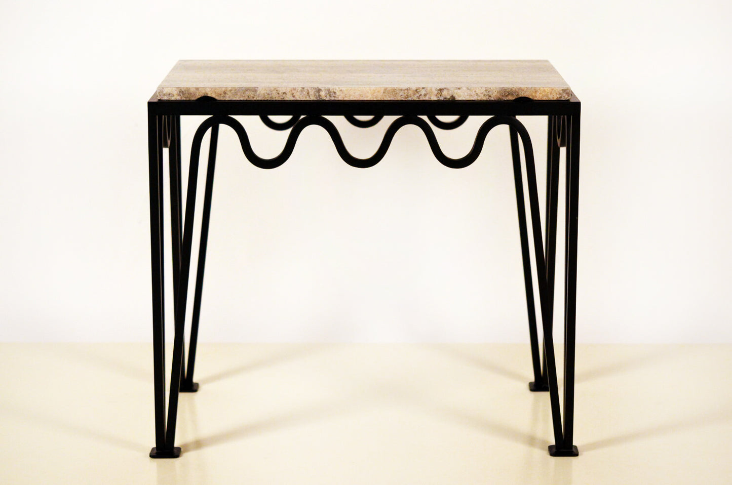 Table d'appoint 'Méandre' avec plateau en Travertin polis
