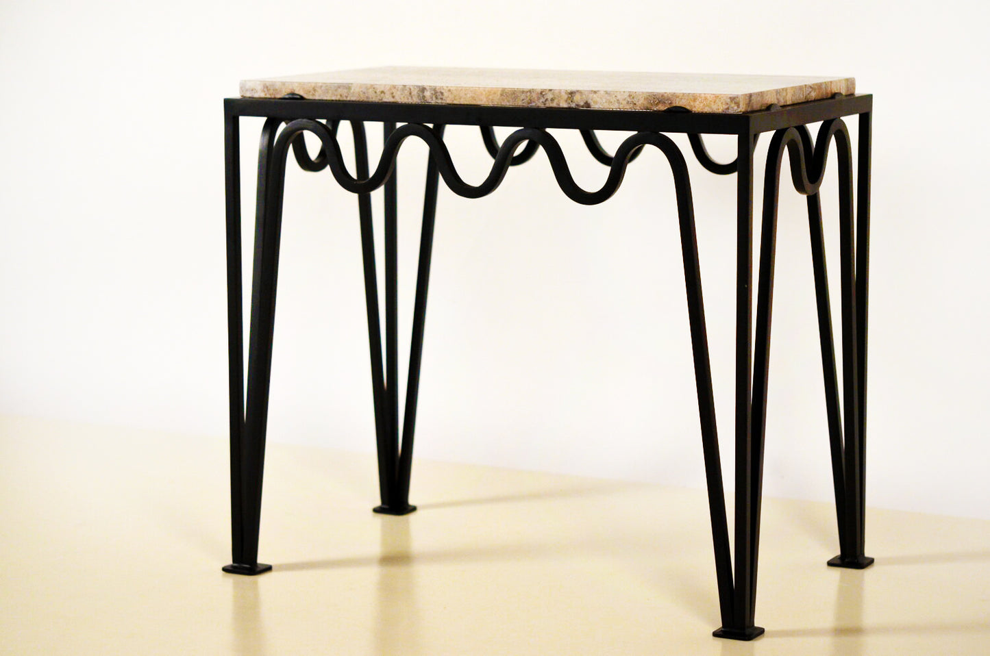 Table d'appoint 'Méandre' avec plateau en Travertin polis