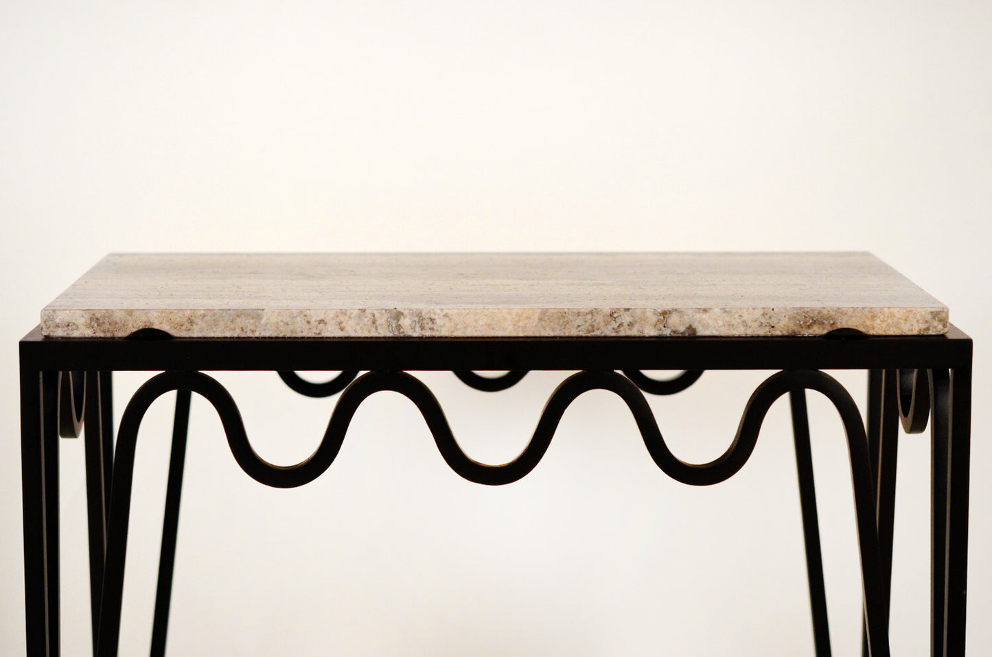 Table d'appoint 'Méandre' avec plateau en Travertin polis