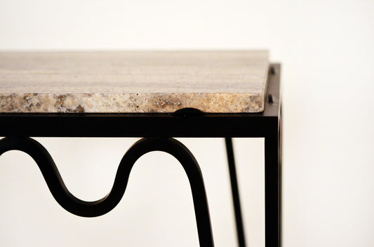 Table d'appoint 'Méandre' avec plateau en Travertin polis