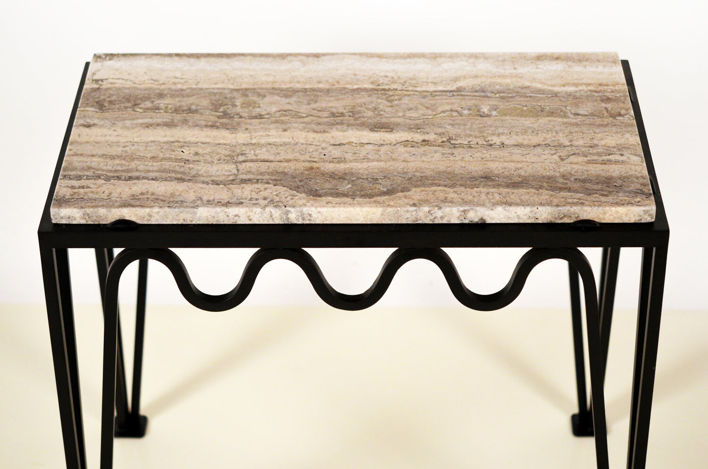 Table d'appoint 'Méandre' avec plateau en Travertin polis