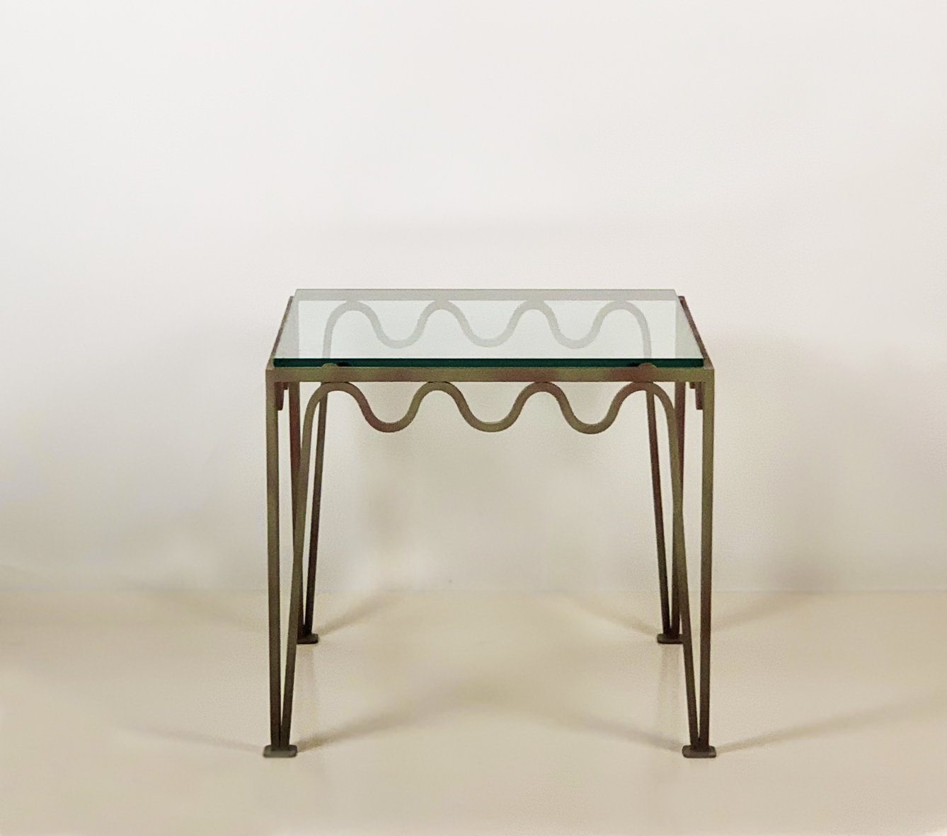 Paire de tables d'appoint carrée 'Méandre' verdigris et plateau verre