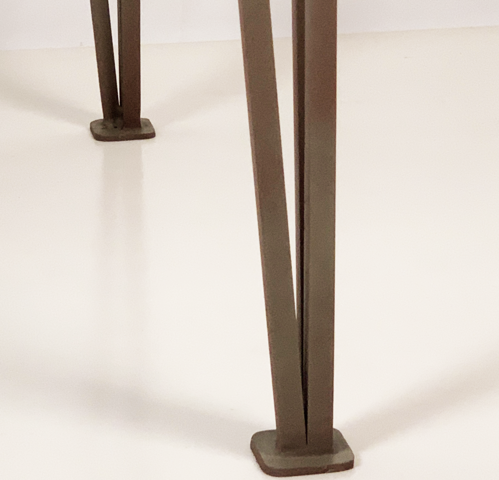 Paire de tables d'appoint carrée 'Méandre' verdigris et plateau verre
