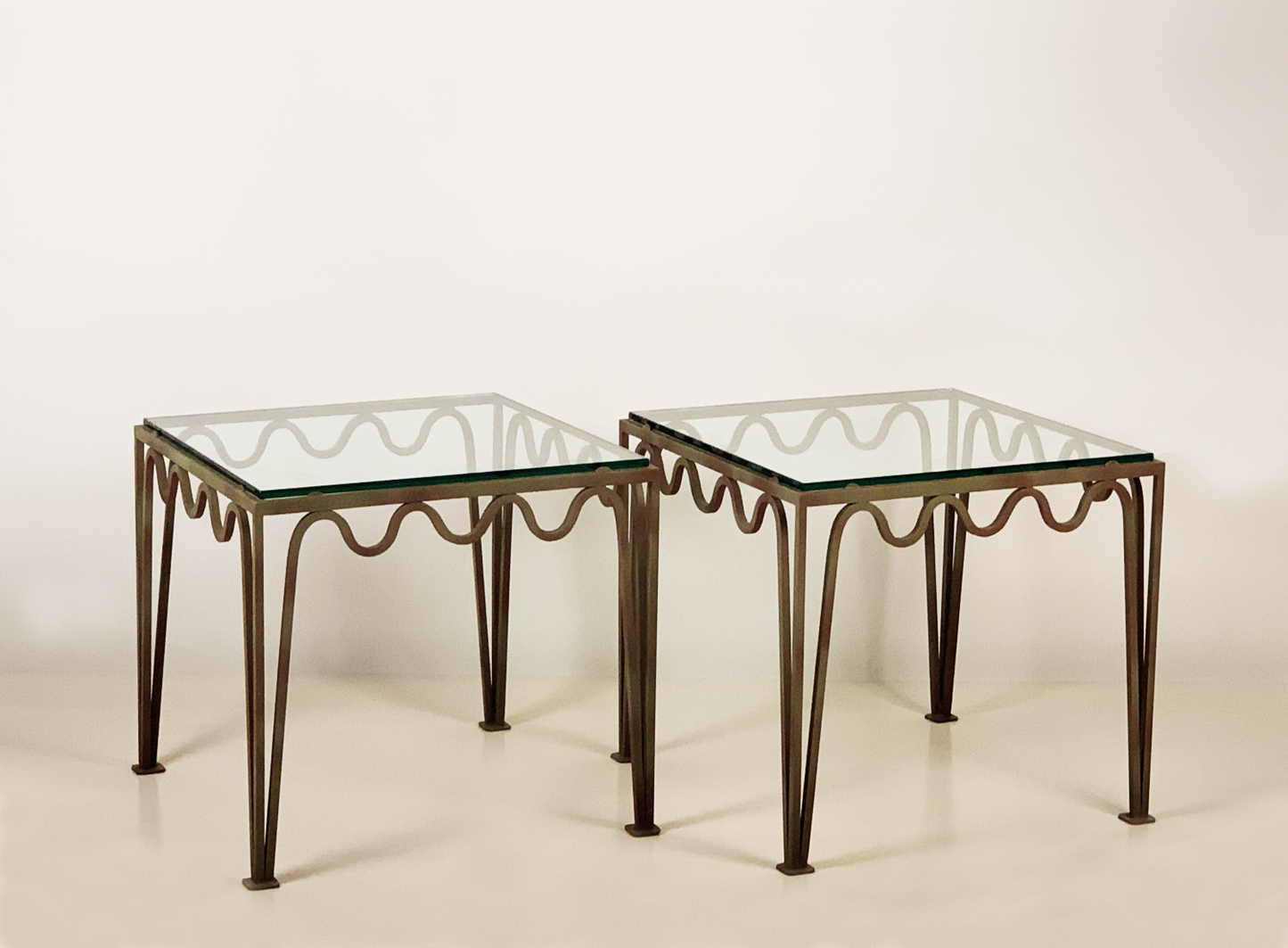 Paire de tables d'appoint carrée 'Méandre' verdigris et plateau verre