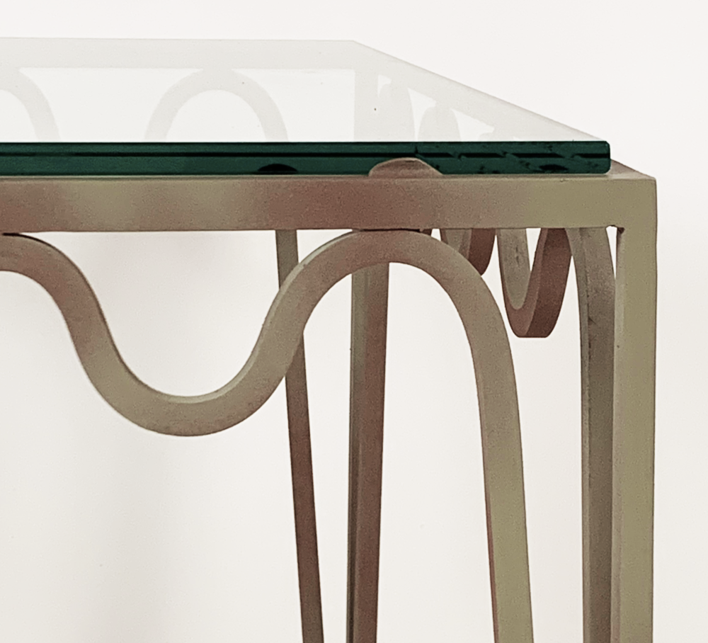 Paire de tables d'appoint carrée 'Méandre' verdigris et plateau verre