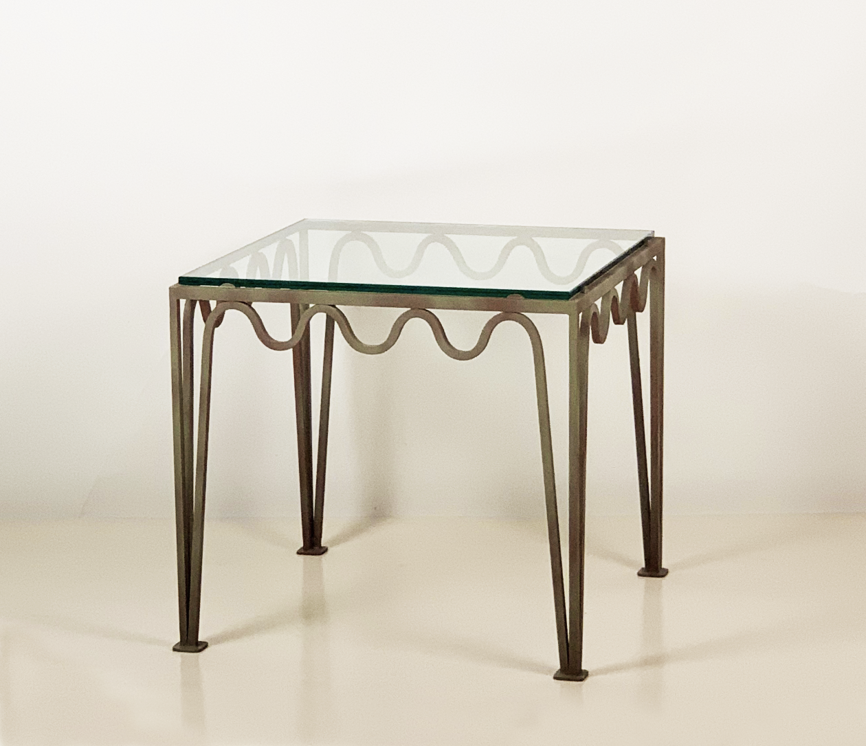 Paire de tables d'appoint carrée 'Méandre' verdigris et plateau verre