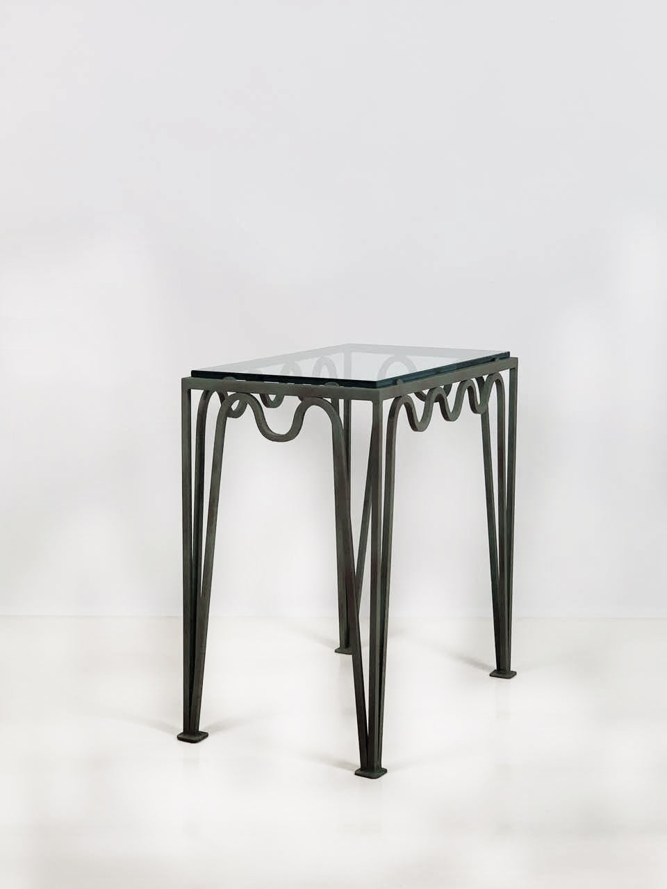 Table d'appoint verdigris 'Méandre' avec plateau en verre