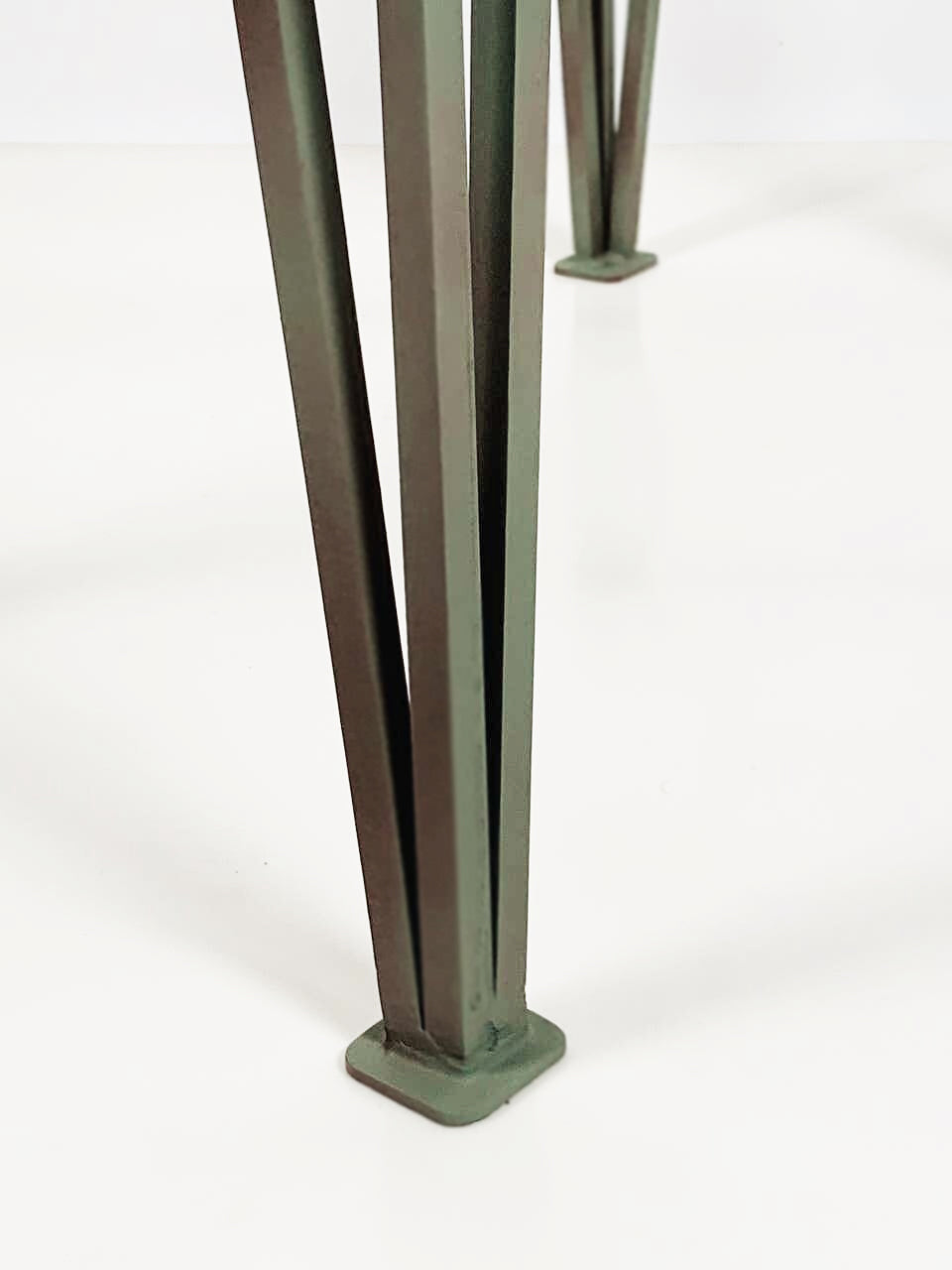 Table d'appoint verdigris 'Méandre' avec plateau en verre
