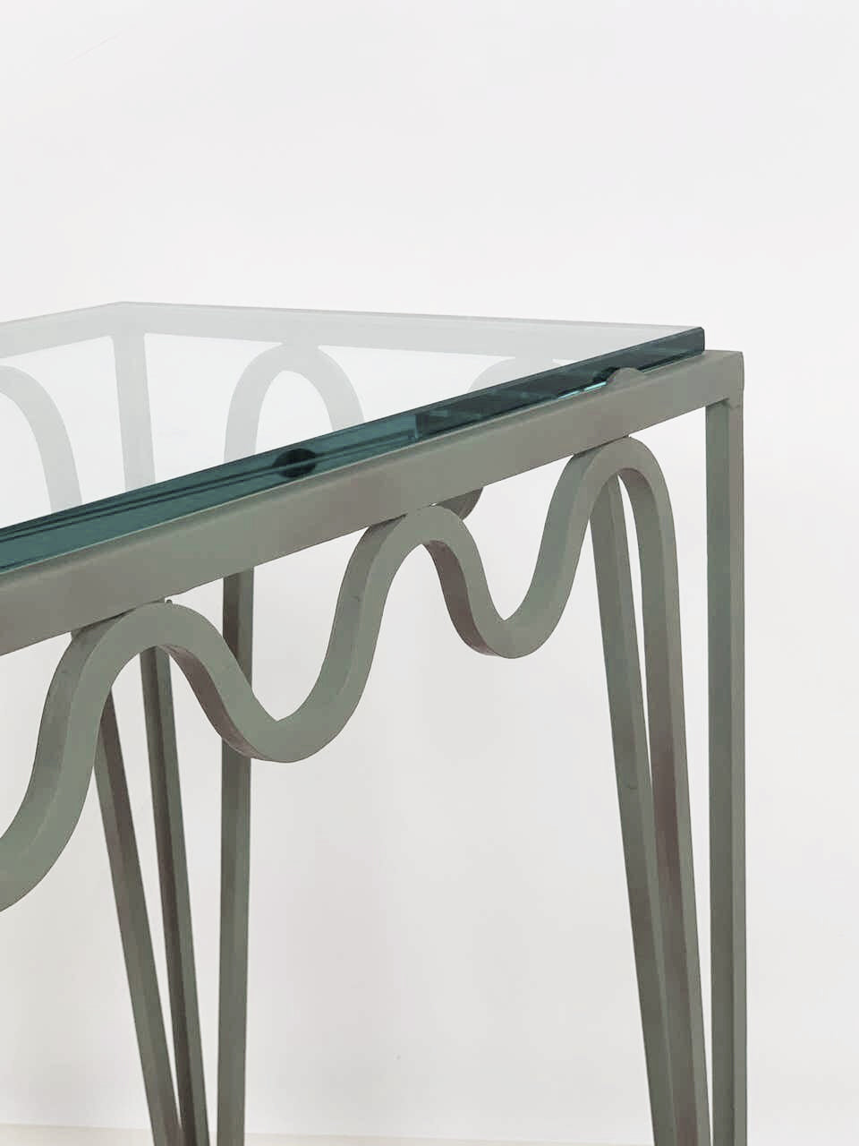 Table d'appoint verdigris 'Méandre' avec plateau en verre