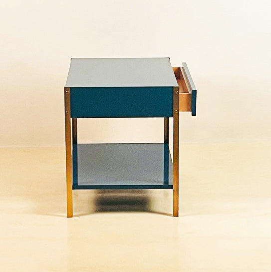Paire de tables de chevet laquée bleu