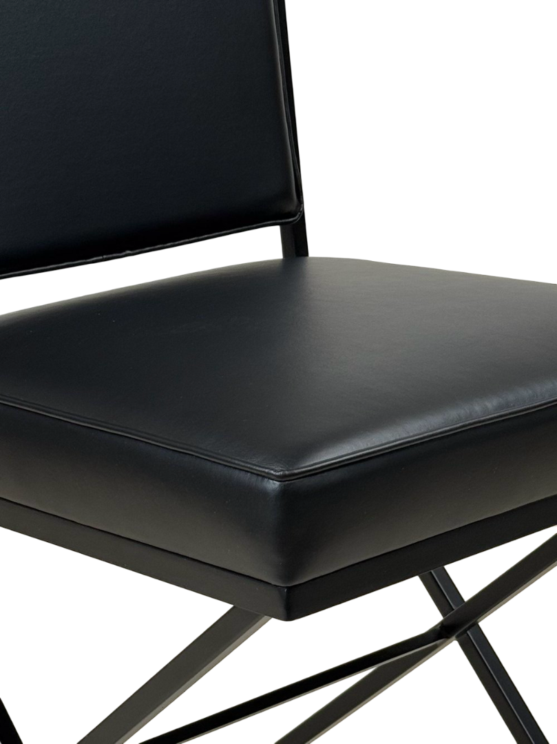 Chaise “Los Feliz” en cuir piqué noir