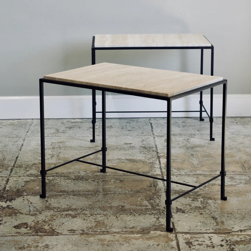 Paire de tables d'appoint 'Diagramme' avec plateau en Travertin