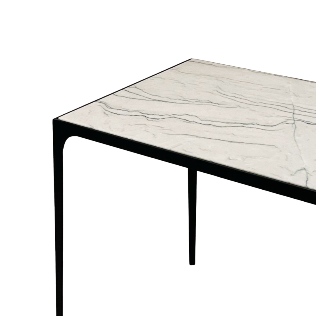 Table d’appoint 'Esquisse' en acier noirci et surface en pierre du Brèsil