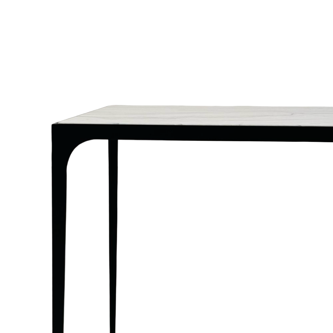 Table d’appoint 'Esquisse' en acier noirci et surface en pierre du Brèsil