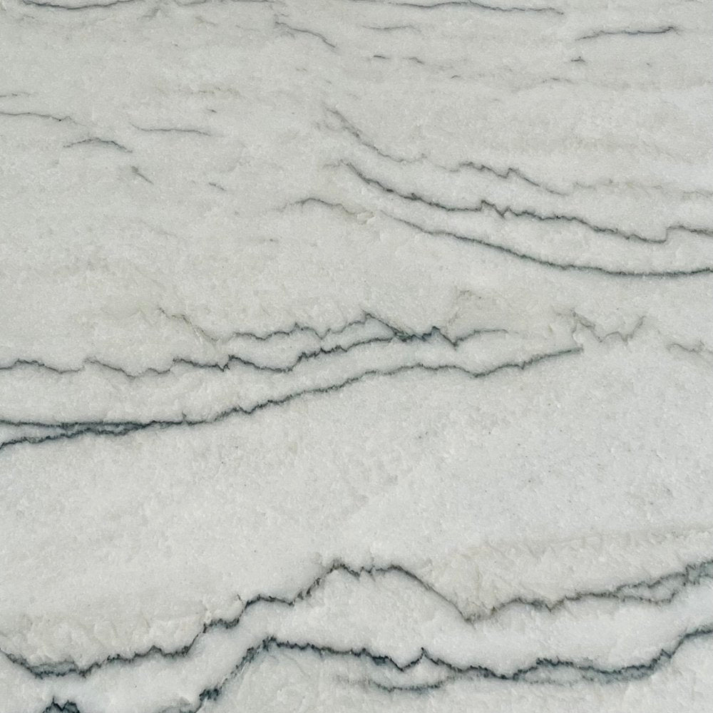 Table d’appoint 'Esquisse' en acier noirci et surface en pierre du Brèsil