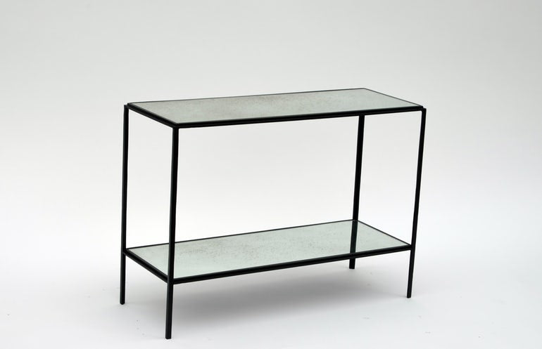 Paire de tables d’appoint 'Rectiligne' à double miroir vieilli.