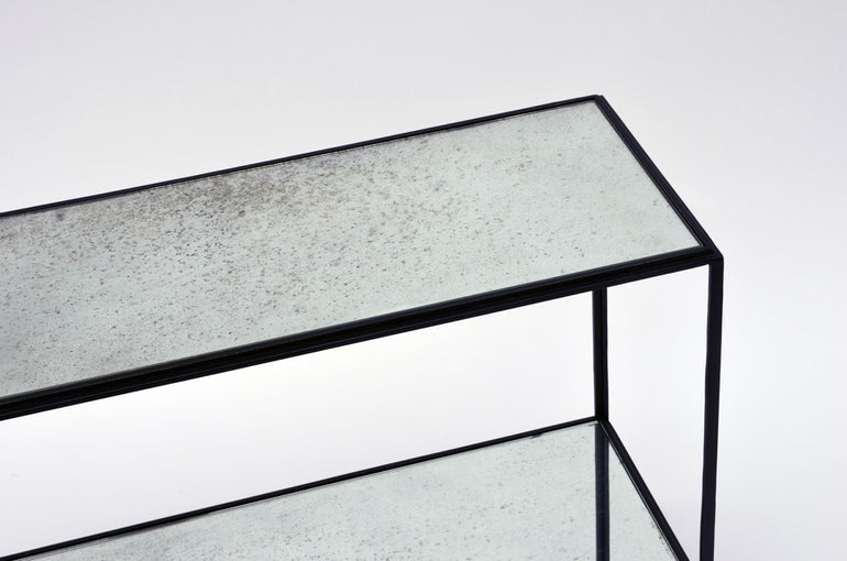 Paire de tables d’appoint 'Rectiligne' à double miroir vieilli.