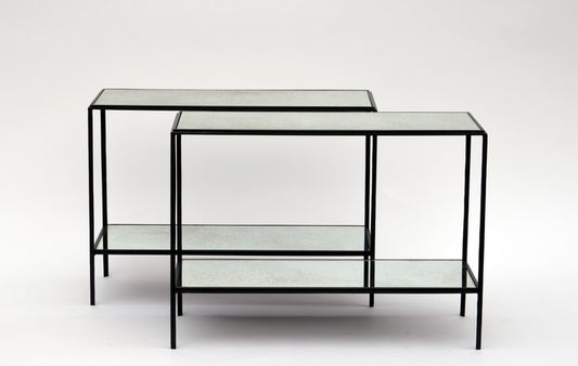 Paire de tables d’appoint 'Rectiligne' à double miroir vieilli.
