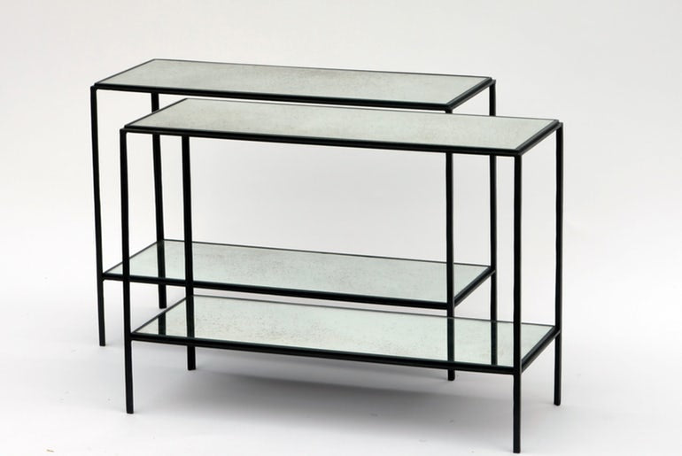 Paire de tables d’appoint 'Rectiligne' à double miroir vieilli.