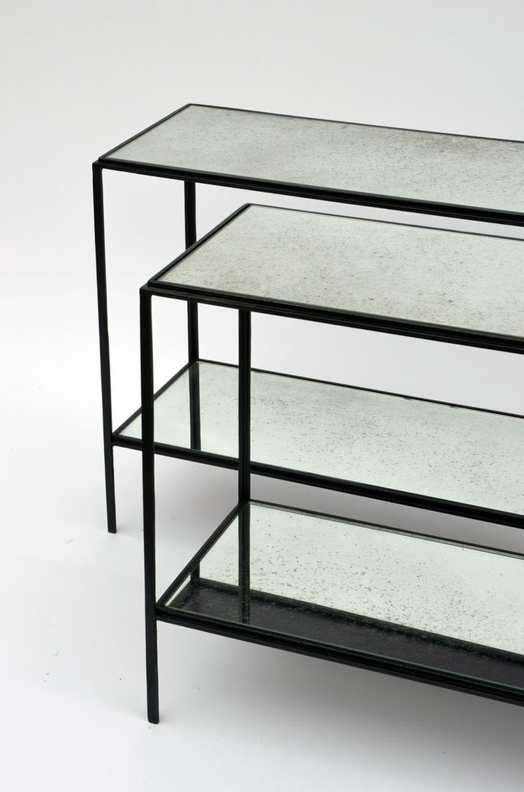 Paire de tables d’appoint 'Rectiligne' à double miroir vieilli.