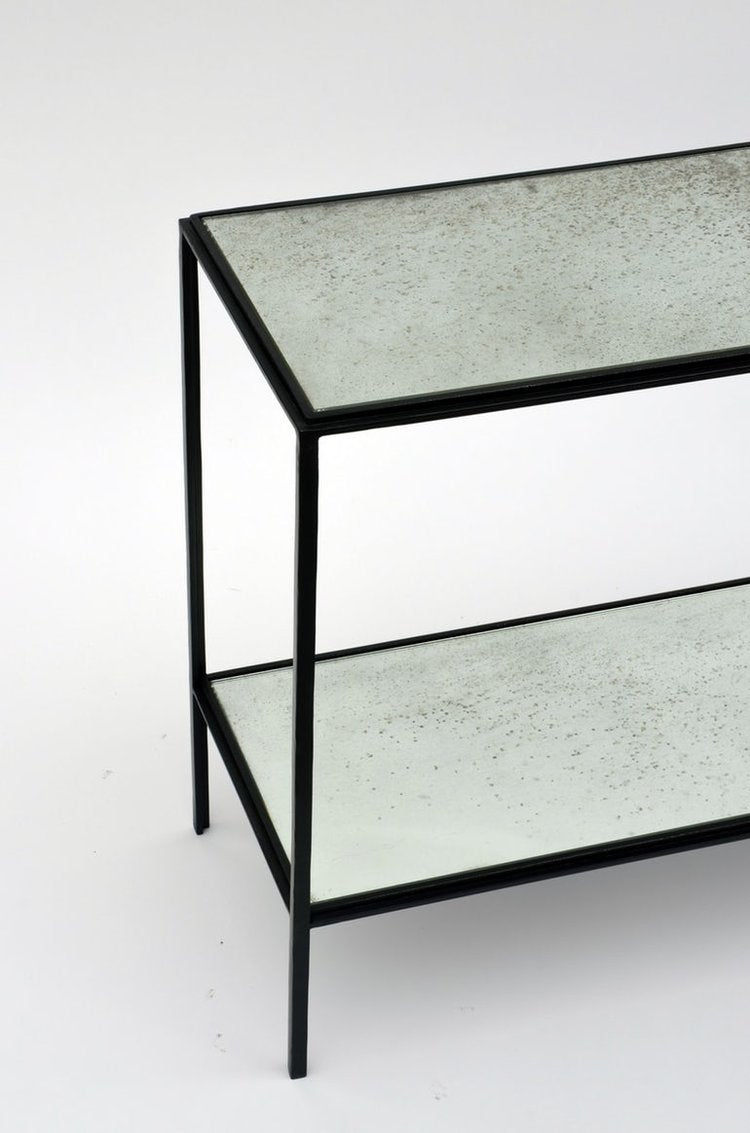 Paire de tables d’appoint 'Rectiligne' à double miroir vieilli.
